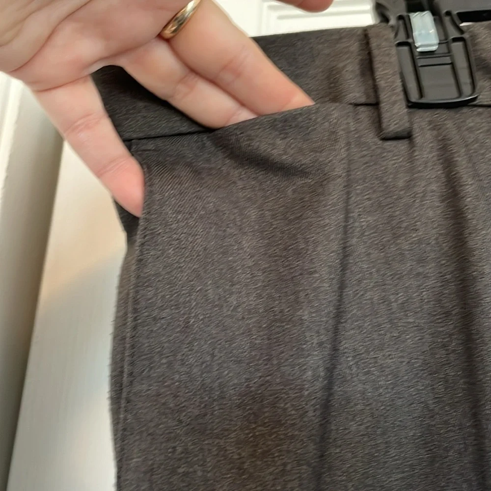 Men’s gray Dockers 42x32. Like new straight fit flat front pockets front/back